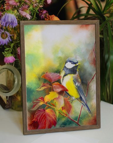 Un oiseau bleu et jaune posé sur une branche, entouré de feuilles colorées.